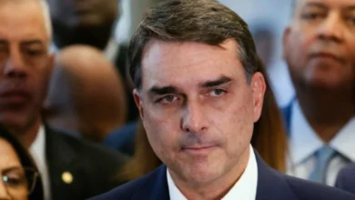 Flávio é cobrado após silêncio em meio a ataques contra Michelle