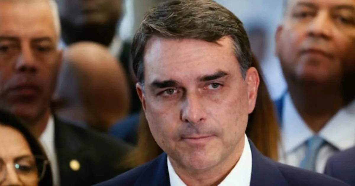 Flávio é cobrado após silêncio em meio a ataques contra Michelle