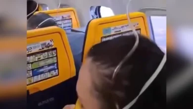 Janela de avião rompe e homem é parcialmente sugado para fora