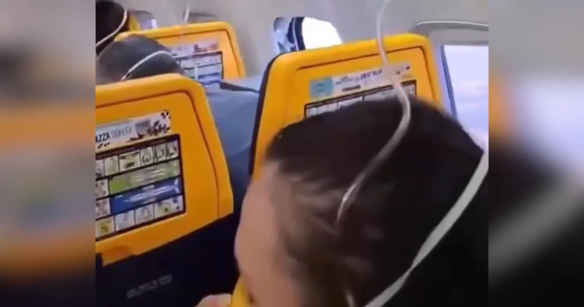 Janela de avião rompe e homem é parcialmente sugado para fora