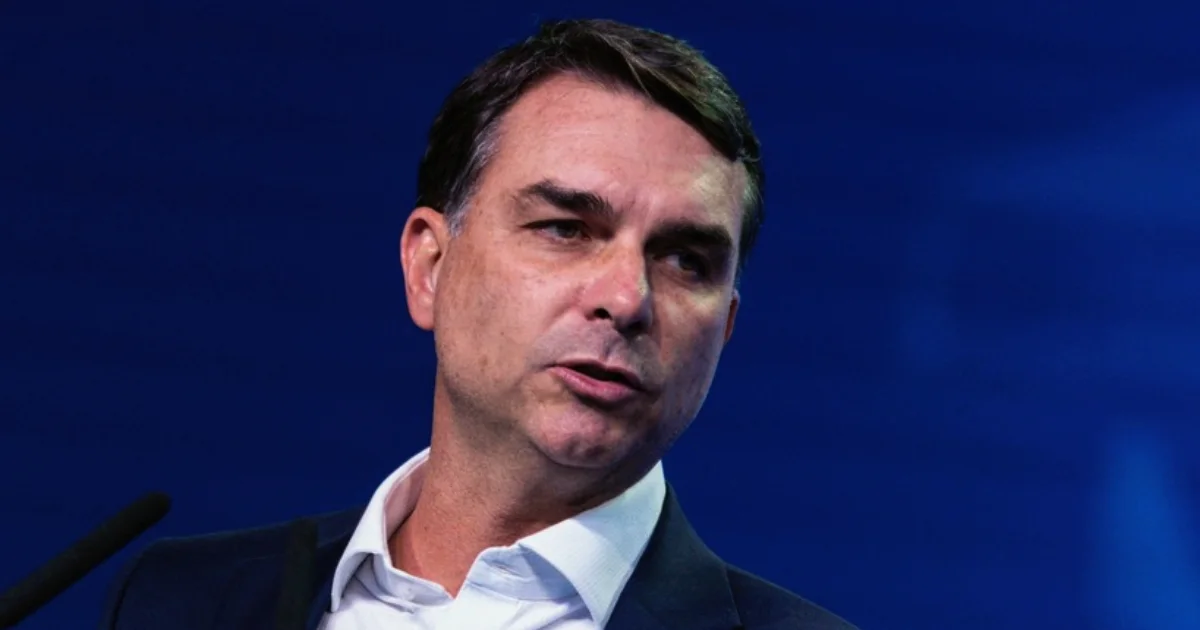 Justiça decide contra Flávio Bolsonaro em ação por danos morais