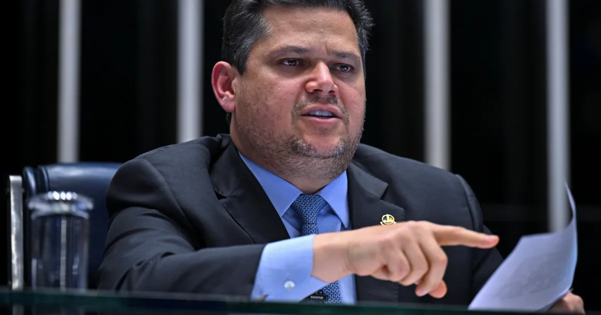 Líder do PT e Alcolumbre trocam acusações por tramitação da escala 6×1