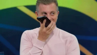 Luciano Huck emociona ao atender ligação da filha durante gravação