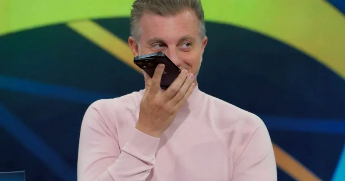 Luciano Huck emociona ao atender ligação da filha durante gravação