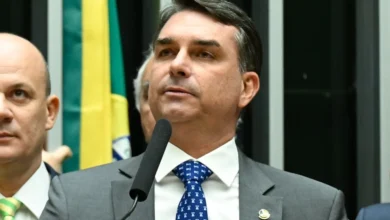 Lula é “o único no mundo” a querer tarifa dos EUA, diz Flávio