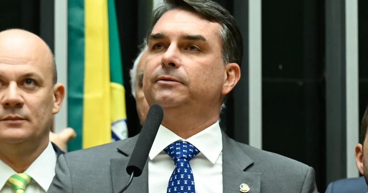 Lula é “o único no mundo” a querer tarifa dos EUA, diz Flávio