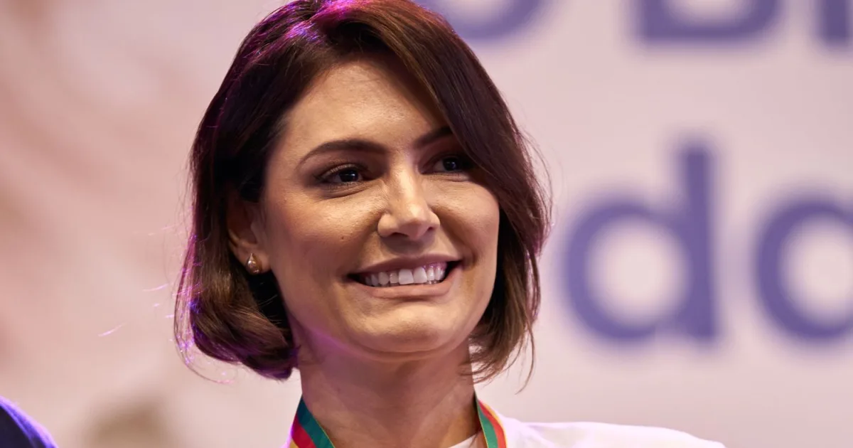 Michelle tenta conter repercurssão negativa após elogio a programa de Lula