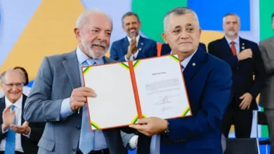 Ministro de Lula critica Flávio Bolsonaro e classifica senador como “vassalo dos EUA”