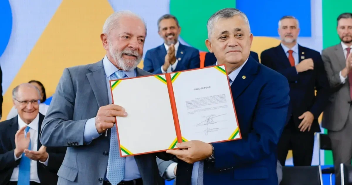 Ministro de Lula critica Flávio Bolsonaro e classifica senador como “vassalo dos EUA”