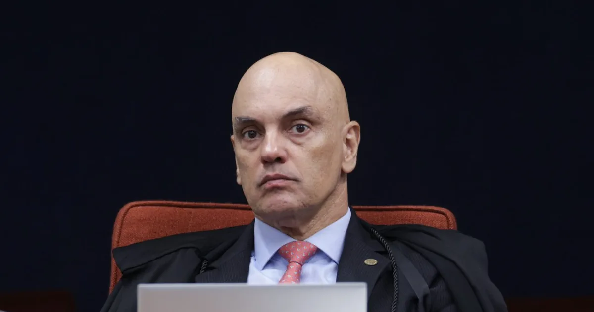 Moraes manda Exército entregar armas de Bolsonaro à PF
