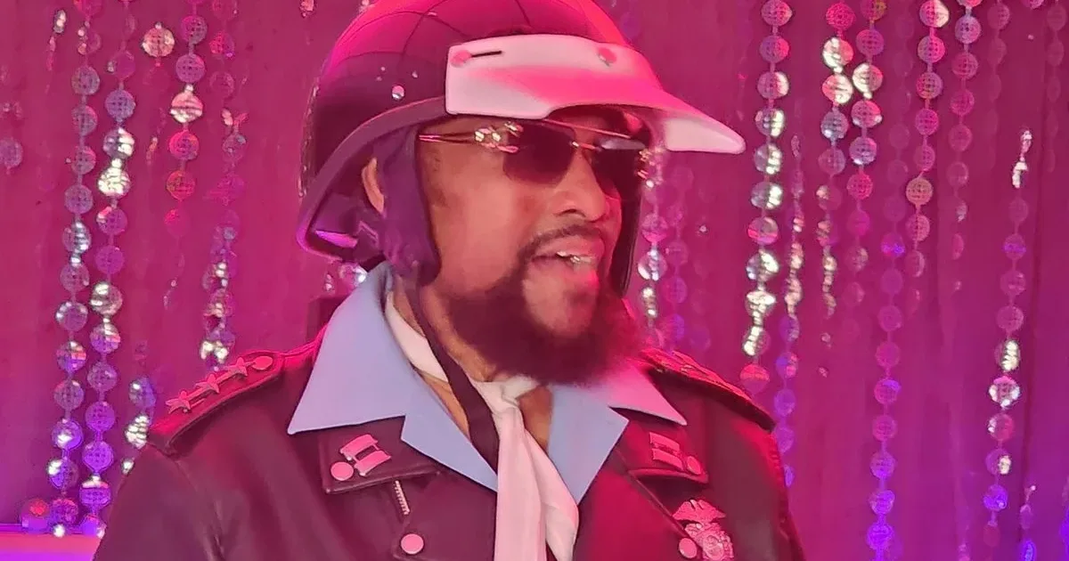 Morre Victor Willis, vocalista do Village People, aos 74 anos