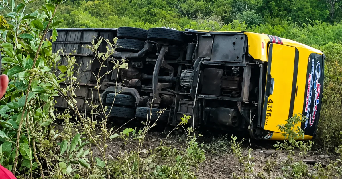 Ônibus com 40 romeiros tomba no Ceará, deixa 2 mortos e vários feridos
