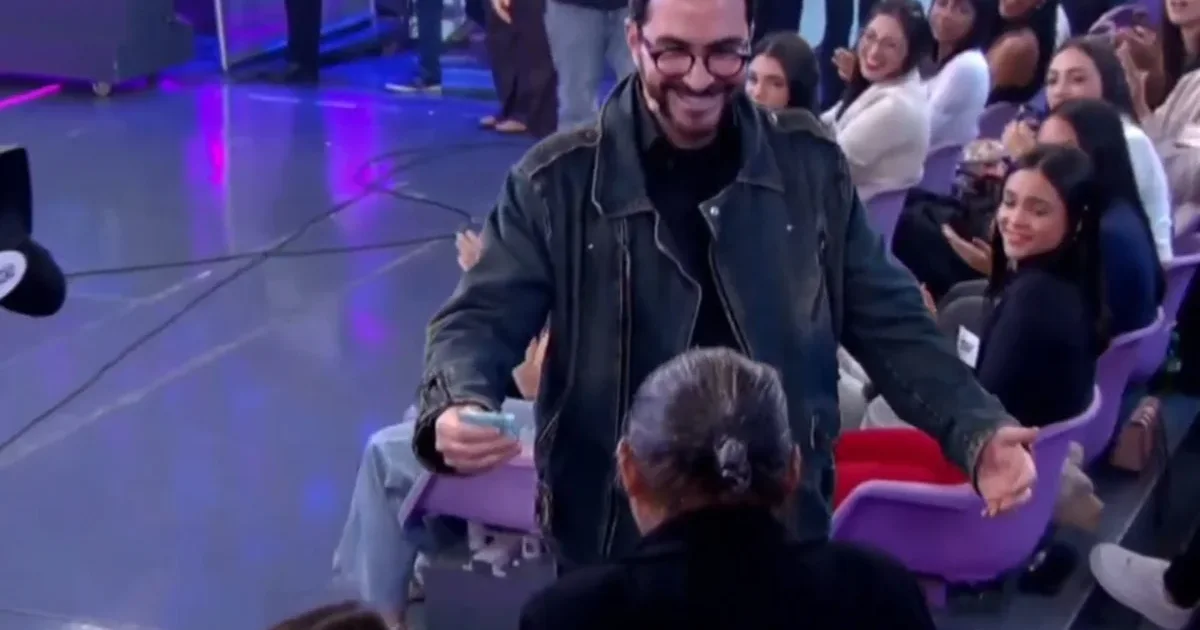 Padre Fábio de Melo emociona auditório ao doar prêmio no Programa Silvio Santos