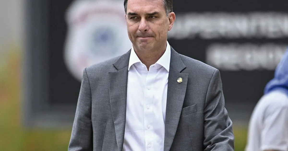 PGR pede a Moraes que PF ouça Flávio Bolsonaro em inquérito