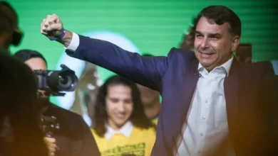 PL oficializa candidatura de Flávio à Presidência com vídeo de Bolsonaro por IA, apoio de Michelle e discurso de Milei