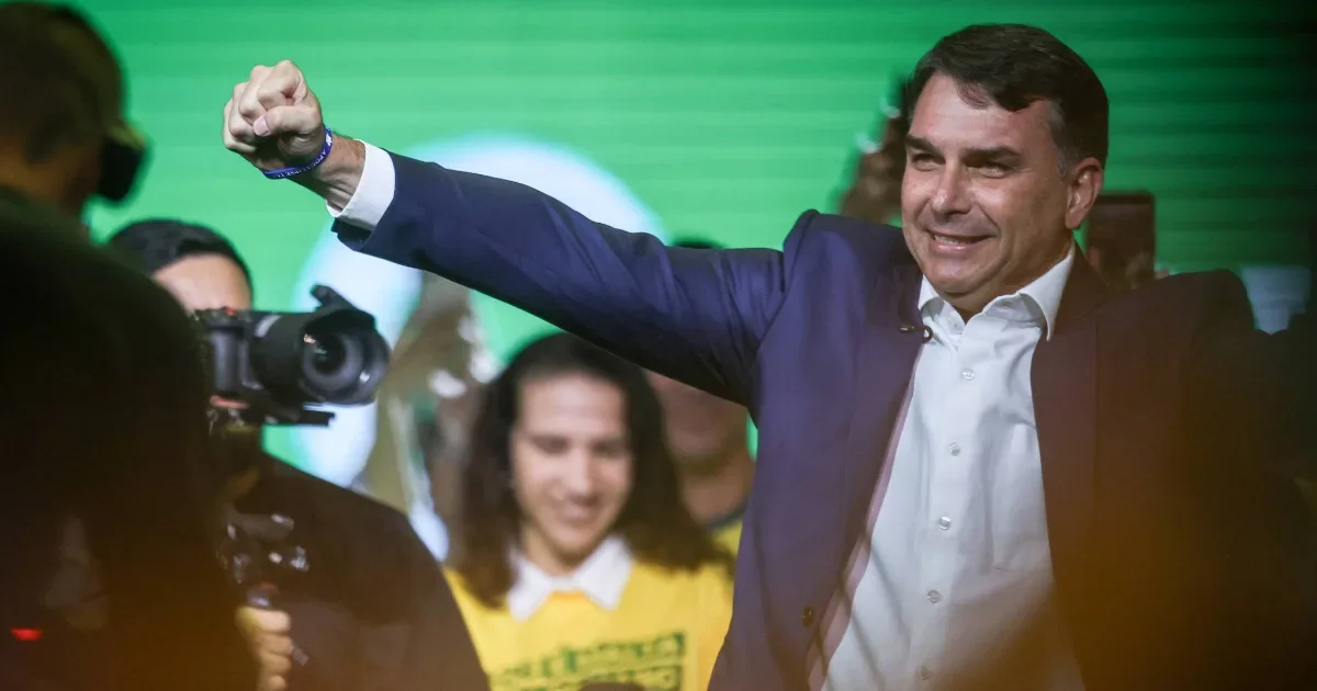 PL oficializa candidatura de Flávio à Presidência com vídeo de Bolsonaro por IA, apoio de Michelle e discurso de Milei