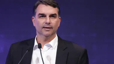 Proibido de falar com Bolsonaro, Flávio busca comandar a campanha