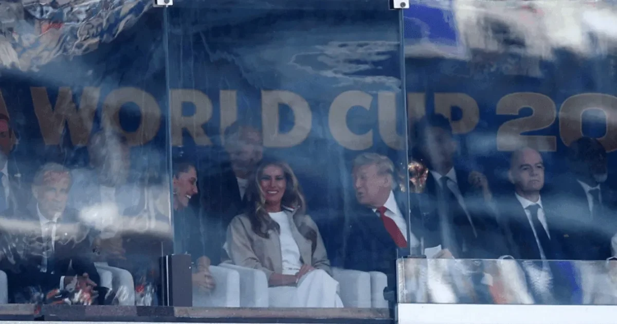 Ronaldo gera revolta entre brasileiros ao levar a taça da Copa do Mundo para Trump