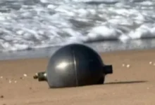 Seis bolas metálicas surgem do nada em praia