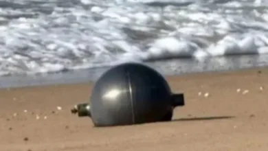 Seis bolas metálicas surgem do nada em praia