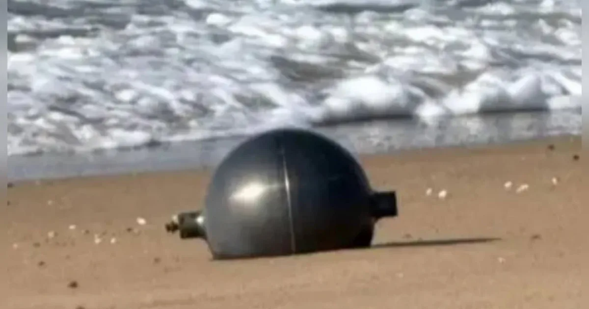 Seis bolas metálicas surgem do nada em praia