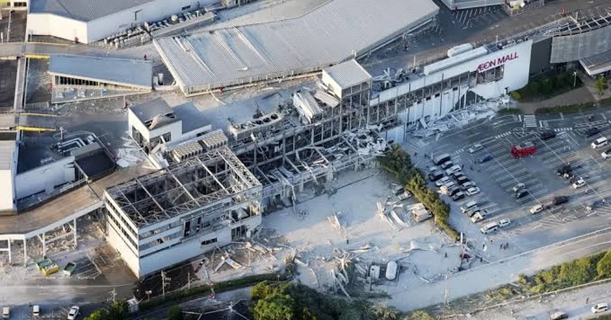 Tragédia: explosão, shopping desaba e deixa mortos
