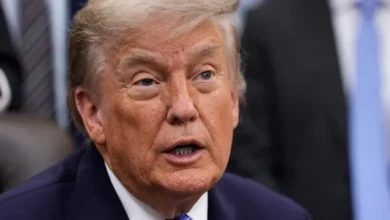 Trump é retirado pelo presidente da FIFA para fora do palco e da foto da Espanha