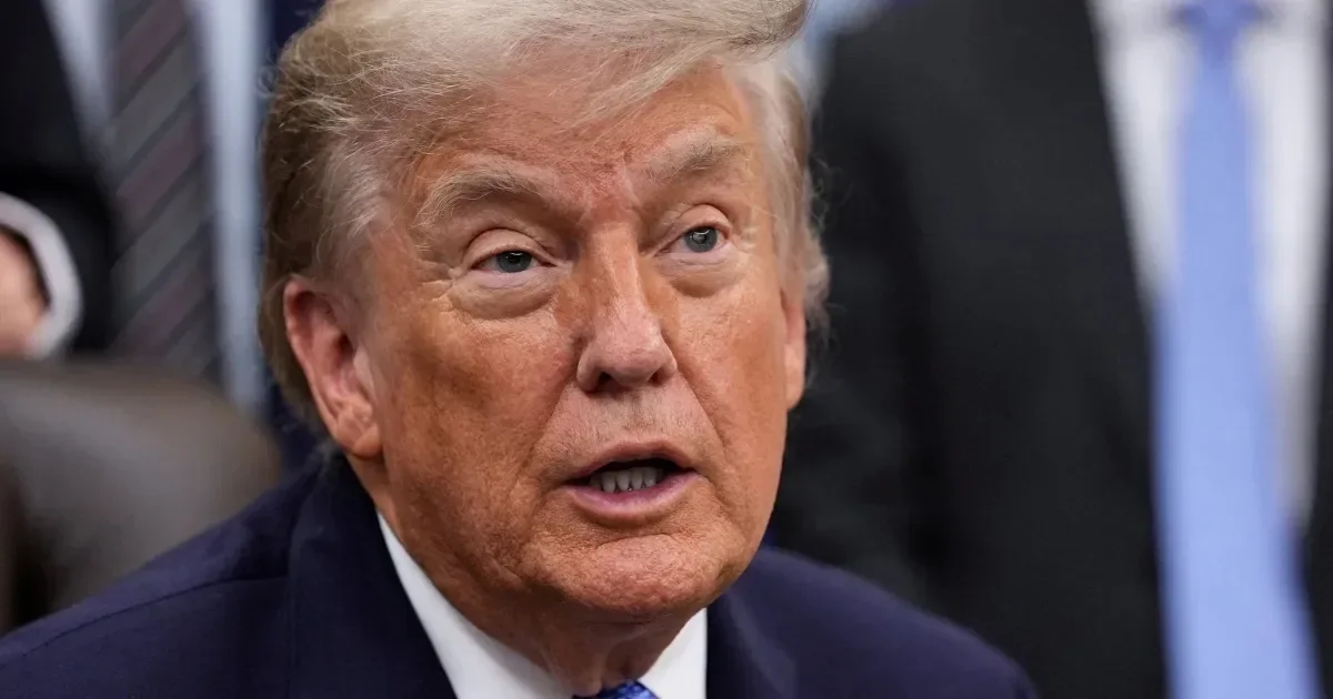 Trump é retirado pelo presidente da FIFA para fora do palco e da foto da Espanha
