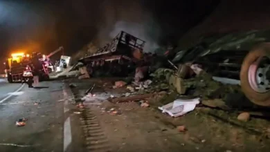 Acidente entre carretas deixa dois mortos na BR-381