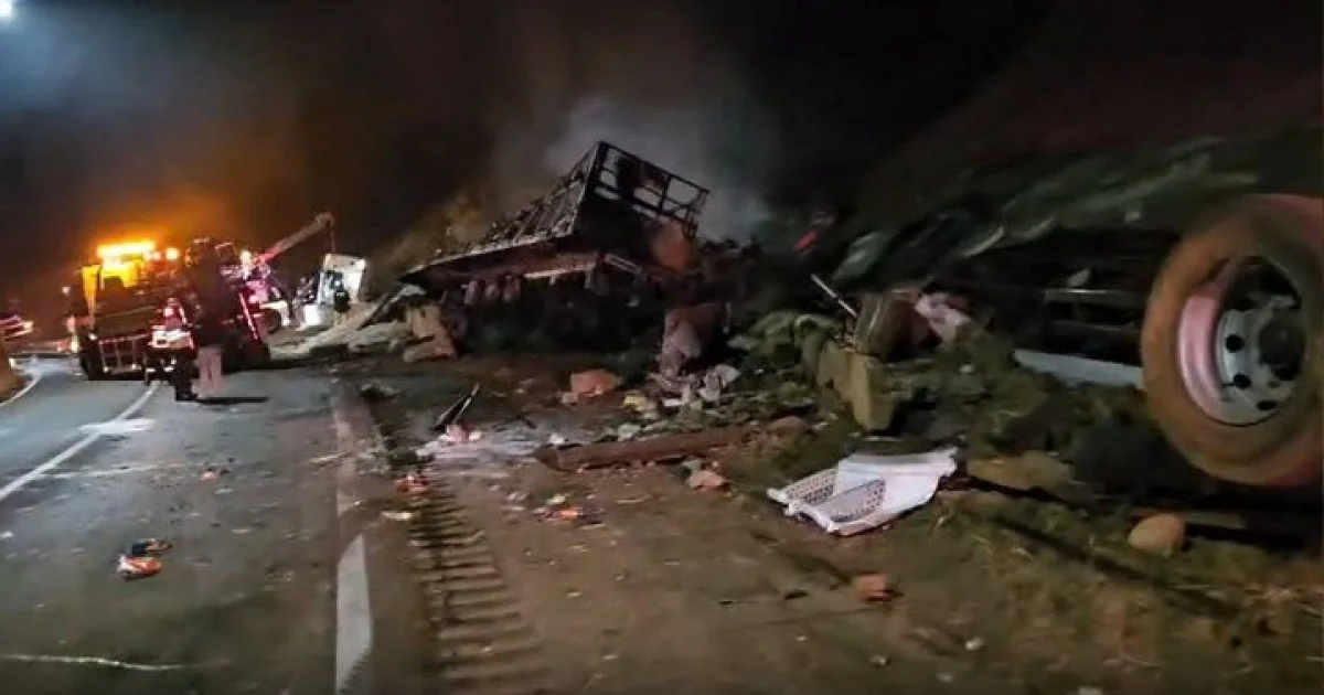 Acidente entre carretas deixa dois mortos na BR-381