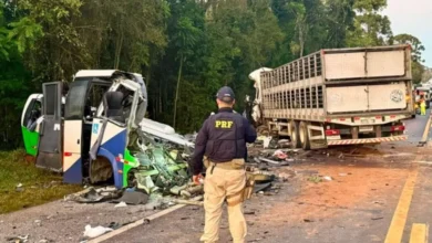 Acidente entre ônibus e carreta deixa aos menos 23 mortos no Paraná