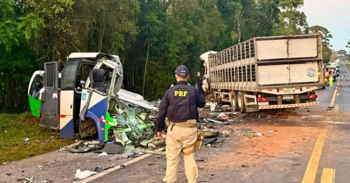 Acidente entre ônibus e carreta deixa aos menos 23 mortos no Paraná