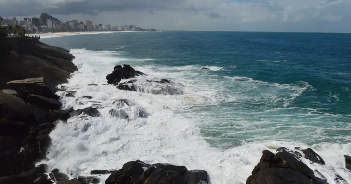 Agitação marítima deve atingir diferentes regiões da costa nesta semana, com ondas que podem chegar a 3 metros em pontos do Sul e Sudeste