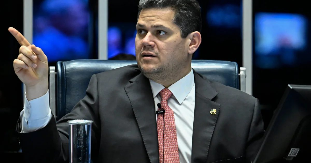 Alcolumbre destrava PEC do fim da 6×1 após conversas com Lula