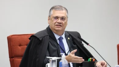 Após nova decisão de Dino, PF estuda concentrar apuração no STF