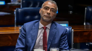 Após período na Copa, Romário devolve um mês de salário recebido no Senado