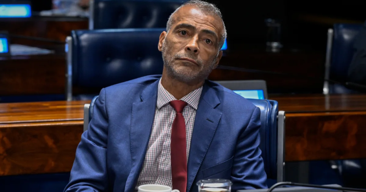 Após período na Copa, Romário devolve um mês de salário recebido no Senado