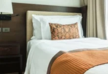 Aquela faixa sobre a cama do hotel não está ali por acaso
