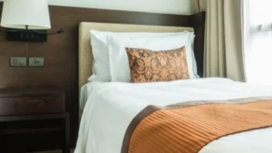 Aquela faixa sobre a cama do hotel não está ali por acaso