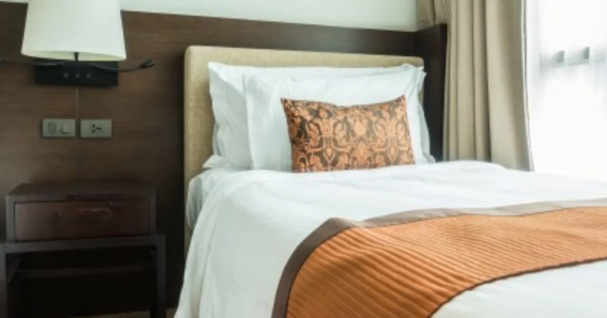 Aquela faixa sobre a cama do hotel não está ali por acaso