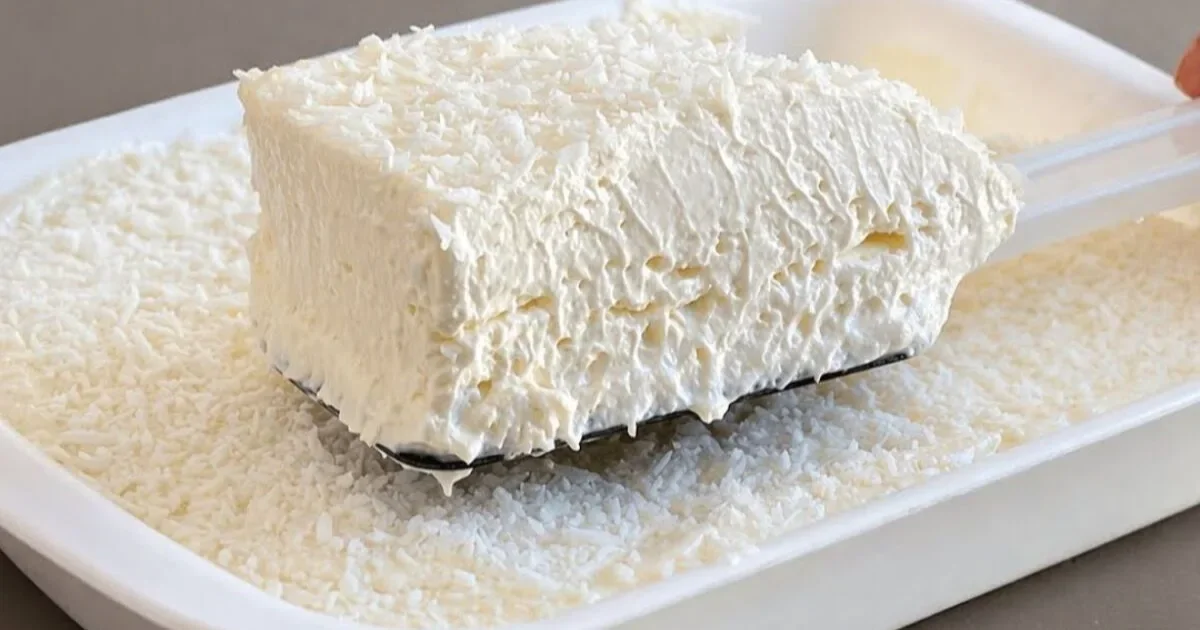 Bata tudo no liquidificador e leve para gelar: essa sobremesa fica tão leve e cremosa que parece uma nuvem