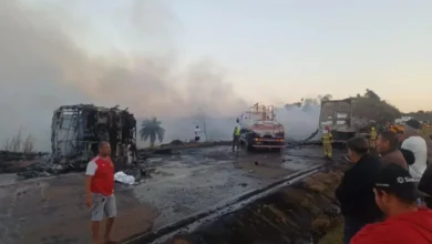Batida entre ônibus e caminhão deixa ao menos 15 pessoas feridas