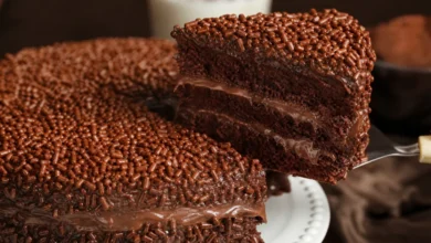 Bolo Bomba de Chocolate: corte a primeira fatia e descubra o recheio cremoso por dentro