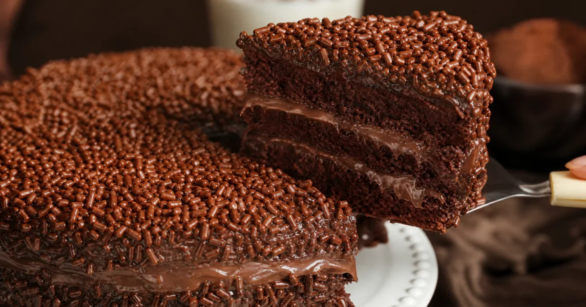 Bolo Bomba de Chocolate: corte a primeira fatia e descubra o recheio cremoso por dentro