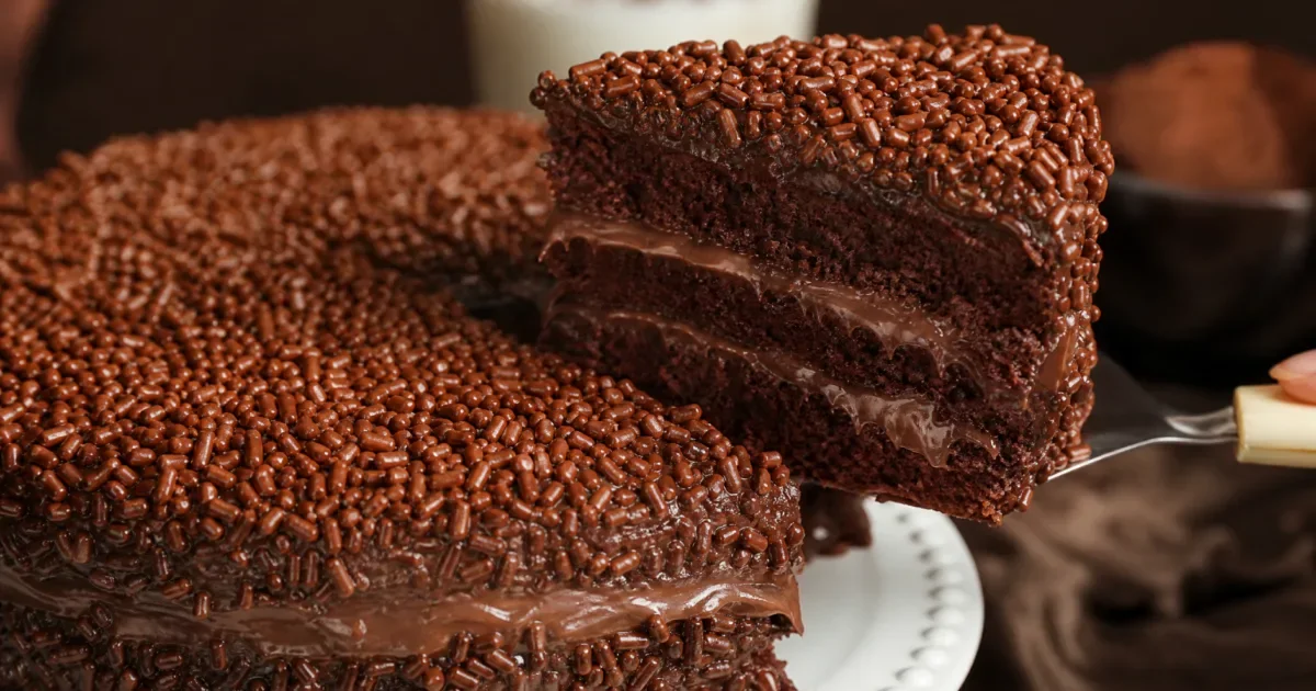 Bolo Bomba de Chocolate: Receita Cremosa, Fofinha e Irresistível Para a Sobremesa