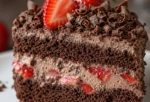 Bolo de Chocolate com Morango: Receita Cremosa, Fofinha e Perfeita Para a Sobremesa