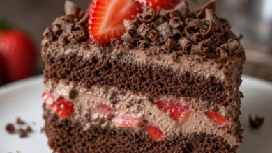 Bolo de Chocolate com Morango: Receita Cremosa, Fofinha e Perfeita Para a Sobremesa