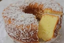 Bolo de coco e queijo: uma combinação simples que transforma o café da tarde