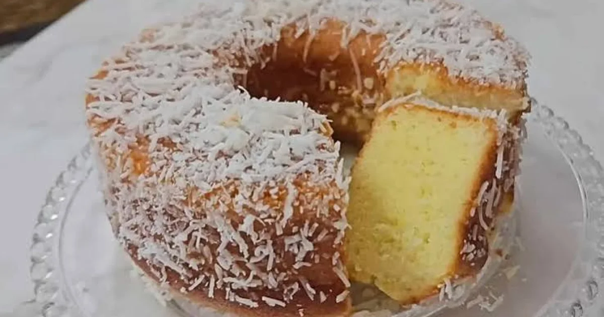 Bolo de coco e queijo: uma combinação simples que transforma o café da tarde
