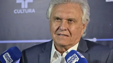 Caiado critica Lula e Flávio e os chama de “fujões” ao chegar a debate